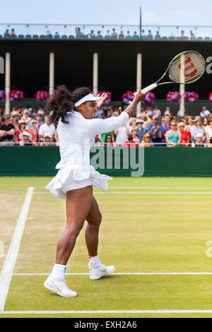 Serena Williams wärmt ihre Vorhand auf Platz Nr. 5 während der Wimbledon Championships 2015 Stockfoto