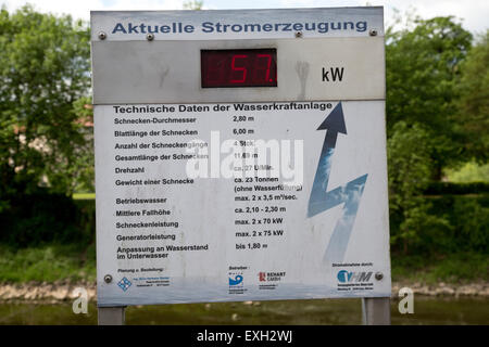 Infotafel Twin archimedischen Schraube Wasserturbinen am Fluss Werra Hann münden Niedersachsen Deutschland Stockfoto