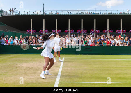 Serena Williams erwärmt sich für das Spiel auf Platz Nr. 5, geholfen durch Trainer Patrick Mouratoglou, während der Wimbledon Championships 2015 Stockfoto