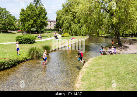 Ein Spaziergang rund um Salisbury Stadt und Gärten. Stockfoto