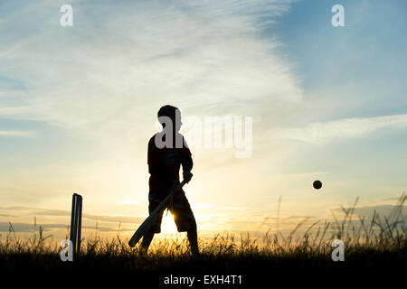 Silhouette des jungen Fussball Sonnenuntergang im Hintergrund Stockfoto