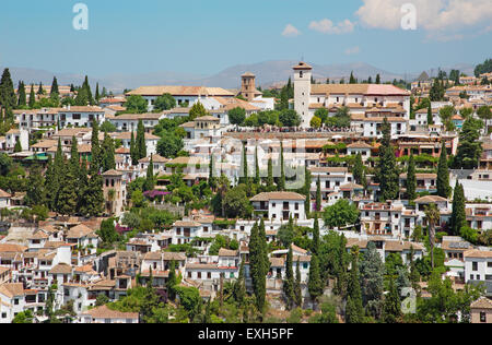 Granada - das Aussehen der Albaicín Viertel und St.-Nikolaus-Kirche von Alhambra-Festung. Stockfoto