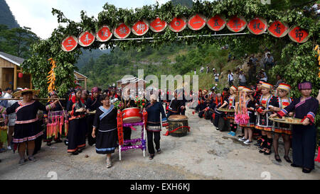 Hechi, Chinas autonomen Region Guangxi Zhuang. 14. Juli 2015. Dorfbewohner von der Volksgruppe der Yao begrüßen Gäste während der Danu-Festival in der Yao ethnischen Stadt von Sannong, in Donglan County, South China Autonome Region Guangxi Zhuang, 14. Juli 2015. Das Danu Festival ist das größte Volksfest unter Yao Menschen beinhaltet tanzen, sportliche Veranstaltungen und Handel. Jedes Jahr am 29. Tag des fünften chinesischen Mondmonats werden die Yao Menschen zusammenkommen und feiern ihr eigenes Festival. Bildnachweis: Gao Dongfeng/Xinhua/Alamy Live-Nachrichten Stockfoto