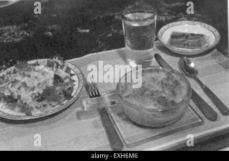 Kalziumreiche Lebensmittel wie Käse, Löwenzahn und Makkaroni sind Teil der Ernährung in der mennonitischen Gemeinde Goshen, mit Schwerpunkt auf Ernährung und gesunde Essgewohnheiten. Stockfoto