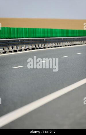 Leere zwei-spurige Autobahn mit Weizenfeld auf dem Hintergrund Stockfoto