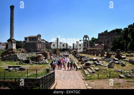 Panoramasicht auf das Forum Romanum von der Palatin, Rom Italien gesehen. Bild von Paul Heyes, Dienstag, 2. Juni 2015. Stockfoto