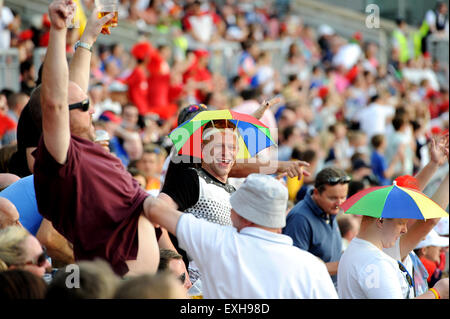 Fans feiern in der Menge im Emirates Old Trafford, Manchester, England. T20 Blast Cricket match Lancashire V Yorkshire Stockfoto