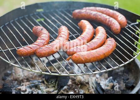 Leckere polnische Wurst am Grill im Freien. Stockfoto