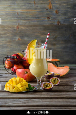 Gesunde Ernährung, tropische Mango, Melone und Maracuja Smoothie mit Joghurt zum Frühstück, Vitamindrink Stockfoto