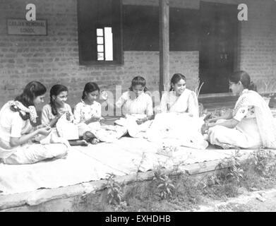 Das Bild von 1958 zeigt Home Science-Kurse an der Garjan Memorial School in Balodgahan, Indien. Die Schule bot eine Ausbildung an, die sich auf praktische Fähigkeiten für Frauen im ländlichen Indien konzentrierte, wobei der Schwerpunkt auf Hauswirtschaft als Teil ihres Lehrplans lag. Stockfoto