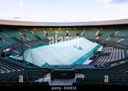 Gericht Nr. 1 nach dem letzten Spiel des Tages bei den All England Lawn Tennis Club während der Wimbledon Championships, London Stockfoto