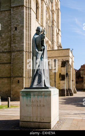 Bronze Statue der Schutzheiligen Richard Abbildung außerhalb Chichester Cathedral Kirche der Heiligen Dreifaltigkeit. Chichester West Sussex England Großbritannien Stockfoto