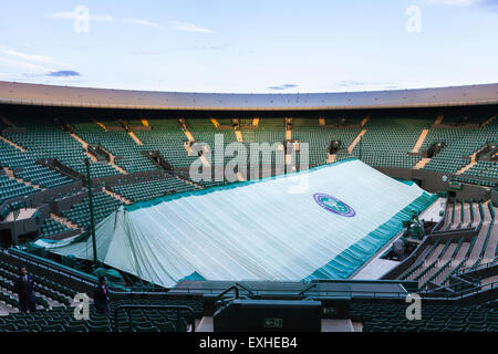 Gericht Nr. 1 nach dem letzten Spiel des Tages bei den All England Lawn Tennis Club während der Wimbledon Championships, London Stockfoto