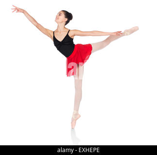 Schönen weiblichen Balletttänzer isoliert auf einem weißen Hintergrund. Ballerina trägt einen schwarzen Anzug, rosa Strümpfe, Pointe Schuh Stockfoto