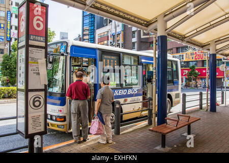 Nicht Schritt Bus, JR Koenji Bahnhof, Suginami-Ku, Tokyo, Japan Stockfoto