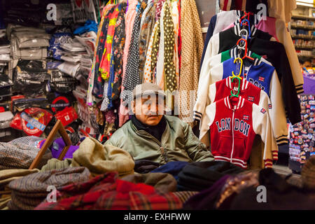 Stall-Inhaber im Londoner Covent Garden, mit Souvenirs, Hüte, Schals und London Markenkleidung Stockfoto