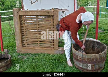 Demonstration des mittelalterlichen Hauses Bautechniken-Mischen der Daub Stockfoto