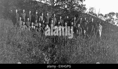 Dieses Foto zeigt eine Gruppe von Männern, die in Camp Funston, einem großen Trainingslager der US-Armee während des Ersten Weltkriegs, in Kansas posieren. Das Bild zeigt Soldaten in Uniform, wahrscheinlich Anfang des 20. Jahrhunderts. Camp Funston war eine wichtige Einrichtung für die Ausbildung und den Einsatz von Truppen während des Krieges, und dieses Foto dient als historische Aufzeichnung des militärischen Lebens während dieser Zeit. Stockfoto