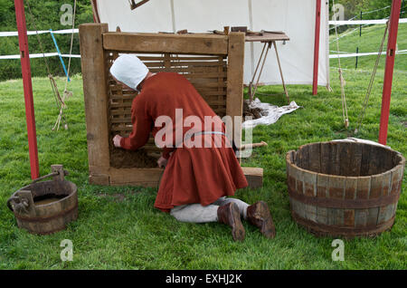 Demonstration des mittelalterlichen Hauses Bautechniken-das Flechtwerk der Daub zuweisen Stockfoto