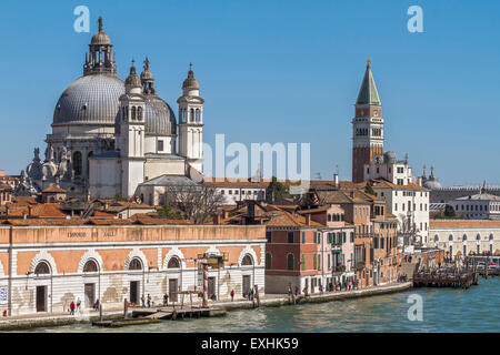 Campanile und Basilica di Santa Maria Della Salute Venedig Markusplatz Stockfoto