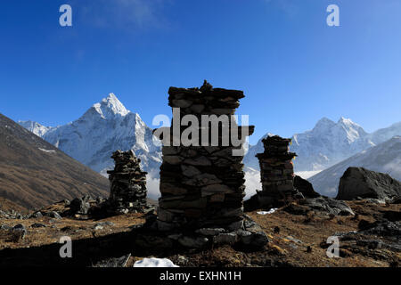 Denkmäler und Grabsteine, Kletterer und Sherpas, die gestorben sind, auf Everest, Thokla Dughla Pass, Sagarmatha Nationalpark, UNESCO Stockfoto