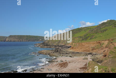 Bucht mit einem erodieren Klippe auf der South West Coastal Path, in der Nähe von Salcombe, auf der Südküste von Devon, England, UK Stockfoto