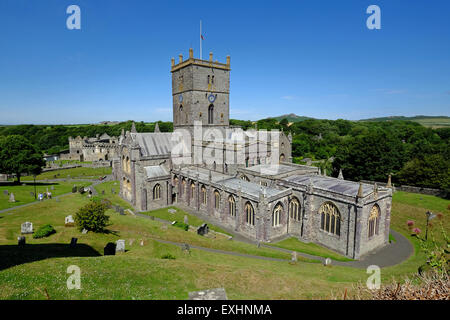 St. Davids Kathedrale in Pembrokeshire, Westwales. Der Bau der heutigen Kathedrale begann 1181. Stockfoto