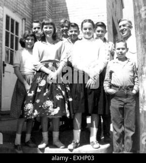 Dieses historische Foto zeigt eine Gruppe von Schülern und ihren Lehrer J. Ebersole an der Mennonite Board of Missions School in Culp, Arkansas. Das Bild fängt einen Moment aus dem frühen 20. Jahrhundert ein und zeigt die Bildungsumgebung der lokalen Gemeinde. Stockfoto