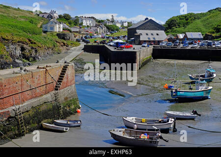 Ebbe in Porthgain Hafen an der Nord Küste von Pembrokeshire, Wales Stockfoto