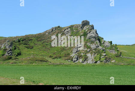 Schroffen Felsvorsprung auf der South West Coastal Path, in der Nähe von Salcombe, auf der Südküste von Devon, England, UK Stockfoto