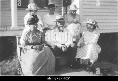 Dieses Werk, „Third Visit Home, That at Home 1“, erinnert an Themen wie Nostalgie und Familientreffen und erfasst Momente der Rückkehr und der Verbindung auf ergreifende und emotionale Weise. Stockfoto