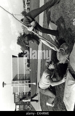 Dieses Bild stellt zwei Schüler dar, die aktiv daran beteiligt sind, einen Baum zu Pflanzen, um das Umweltbewusstsein und die Umweltschutzbemühungen der Jugendlichen zu fördern. Stockfoto