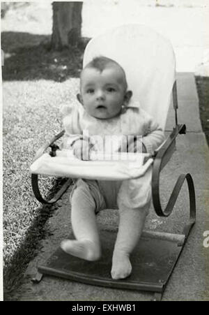 Eine historische Fotografie von Baby Gene Stoltzfus, aufgenommen 1941, die einen Moment aus dem frühen 20. Jahrhundert festnimmt. Das Bild repräsentiert einen persönlichen und familiären Einblick in die Vergangenheit und spiegelt den fotografischen Stil und den gesellschaftlichen Kontext der Epoche wider. Stockfoto