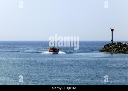 Angeln Trawler, die Rückkehr zum Hafen von La Cotinière befindet sich an der Westküste der Insel Oléron, Frankreich Stockfoto