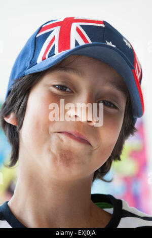 Portrait eines anspruchsvollen zehn Jahre alten Jungen mit einer australischen Kappe Stockfoto