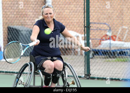 Tenniszentrum Nottingham, Nottingham, UK. 14. Juli 2015. British Open Rollstuhl-Tennis-Meisterschaften. Vorhand von Val Fisher von Großbritannien, die in der ersten Runde der offenen Dameneinzel Dana Mathewson USA Kredit verloren: Action Plus Sport/Alamy Live News Stockfoto