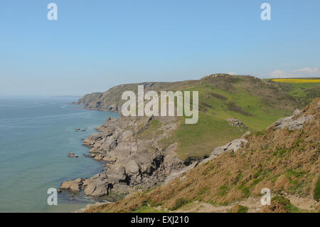 Schroffe Felsen auf der South West Coastal Path, in der Nähe von Salcombe, auf der Südküste von Devon, England, UK Stockfoto