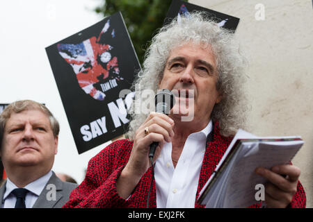 London, UK. 14. Juli 2015. Brian spricht Mai bei einer Kundgebung gegen die vorgeschlagenen Änderungen des Jagd-Gesetzes, außerhalb der Houses of Parliament in London zu protestieren. Am Mittwoch dauert MPÕs eine freie Abstimmung über eine Änderung des Gesetzes Jagd entfernen das Limit für die Anzahl der Hunde, Füchse und wilde Tiere aufzuscheuchen. Demonstranten behaupten, dass wenn übergeben, die Änderung wirksam machen würde Fuchsjagd wieder legal zu machen. Bildnachweis: London Pix/Alamy Live News Stockfoto