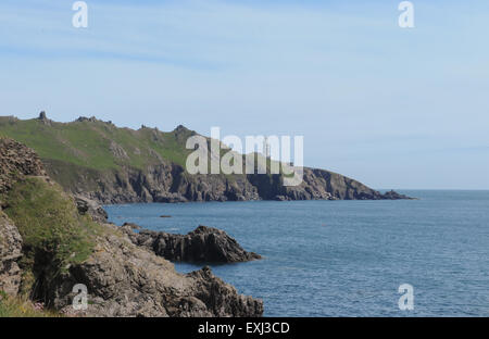 Schroffe Klippen und Start Point Lighthouse auf der South West Coastal Path, in der Nähe von Salcombe, auf der Südküste von Devon, England, UK Stockfoto