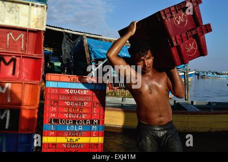 Herunterladen von Fisch - Hafen in PUERTO PIZARRO. Abteilung von Tumbes. Peru Stockfoto