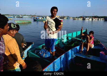 Herunterladen von Fisch - Hafen in PUERTO PIZARRO. Abteilung von Tumbes. Peru Stockfoto