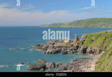 Zwei interessante Felsformationen in einer Bucht an der South West Coastal Path, in der Nähe von Salcombe, auf der Südküste von Devon, England, UK Stockfoto