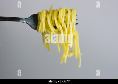 Strudel aus gekochten Spaghetti mit Gabel Stockfoto