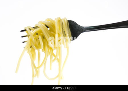 Strudel aus gekochten Spaghetti mit Gabel Stockfoto