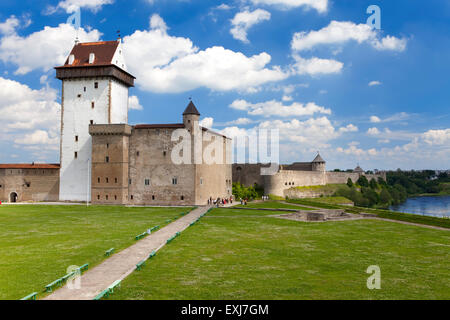 Zwei alte Festungen auf den Parteien aus dem Fluss, der Grenze ist. Narva, Estland und Ivangorod hinter dem Fluss, Russland. Stockfoto