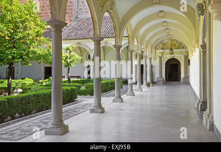 GRANADA, Spanien - 31. Mai 2015: Das Atrium der Kirche Monasterio De La Cartuja. Stockfoto