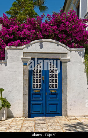 Griechisch oder Türkisch Stil Tür am Bodrum, Provinz Mugla, Türkei mit Bougainvilleas. Stockfoto