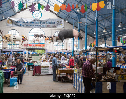 Flohmarkt im Inneren der Markthalle bauen, Abergavenny, Monmouthshire, South Wales, UK Stockfoto