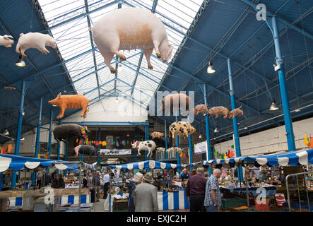 Flohmarkt im Inneren der Markthalle bauen, Abergavenny, Monmouthshire, South Wales, UK Stockfoto