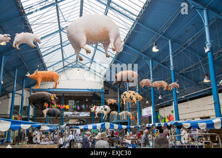 Flohmarkt im Inneren der Markthalle bauen, Abergavenny, Monmouthshire, South Wales, UK Stockfoto